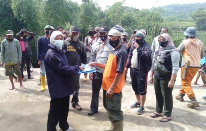 
					Desa Cilawu Garut Salurkan Program PKTD