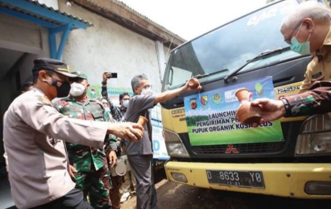 
					Pjs Sekda Bandung Launcing Pengiriman Perdana Pupuk Kosa Plus Organik