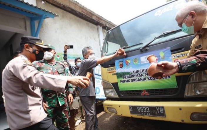 Pjs Sekda Bandung Launcing Pengiriman Perdana Pupuk Kosa Plus Organik