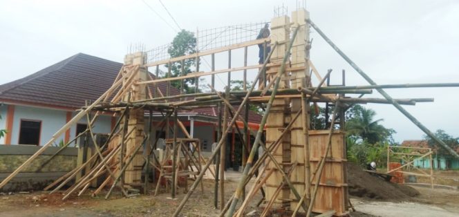 
					Desa Simpang Bantarkalong Tasikmalaya Bangun Gapura Selamat Datang