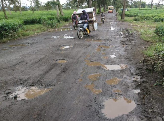
					Warga Desak Minta Perbaikan: Badan Jalan Cibatarua Pangalengan Bandung Rusak Parah