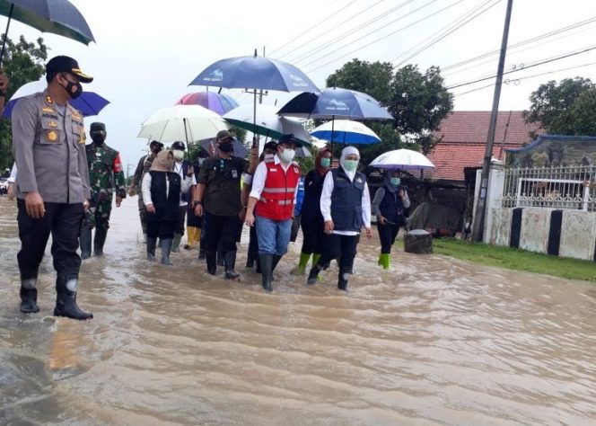 
					Ditinjau Gubernur, Banjir Jombang Rendam 4 Dusun 513 Ngungsi Di Balai Desa