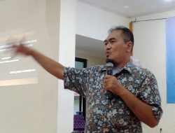 Kamsul Hasan memaparkan materi dan menjawab pertanyaan peserta Diskusi Publik bertajuk peran wartawan dalam mensukseskan RPJMD 2021-2026 kota Depok di Balai Rakyat Depok Jaya kota Depok, Jumat (26/2/2021)