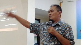 Kamsul Hasan memaparkan materi dan menjawab pertanyaan peserta Diskusi Publik bertajuk peran wartawan dalam mensukseskan RPJMD 2021-2026 kota Depok di Balai Rakyat Depok Jaya kota Depok, Jumat (26/2/2021)