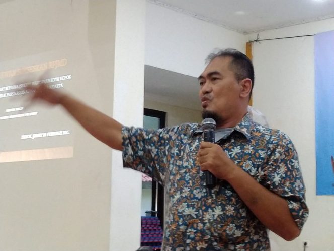 
					Kamsul Hasan memaparkan materi dan menjawab pertanyaan peserta Diskusi Publik bertajuk peran wartawan dalam mensukseskan RPJMD 2021-2026 kota Depok di Balai Rakyat Depok Jaya kota Depok, Jumat (26/2/2021)