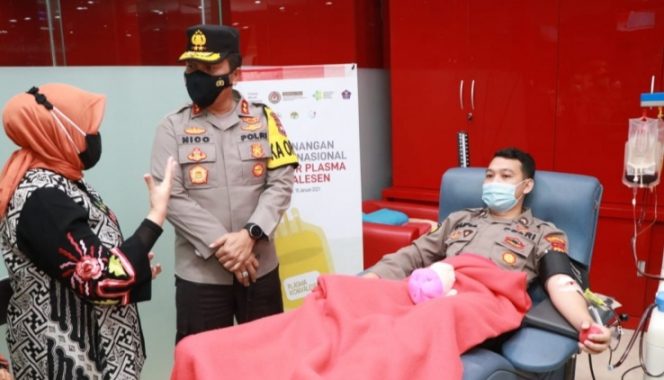 
					Anggota Polda Jatim Ikut Screening Donor Darah Plasma Konvalesen