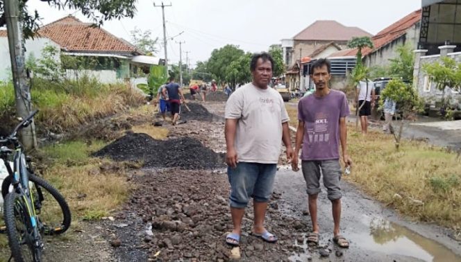
					Tak Kunjung Diperbaiki Pengembang: Warga Perum Arjawinangun Permai Cirebon Aspal Jalan Hasil Swadaya