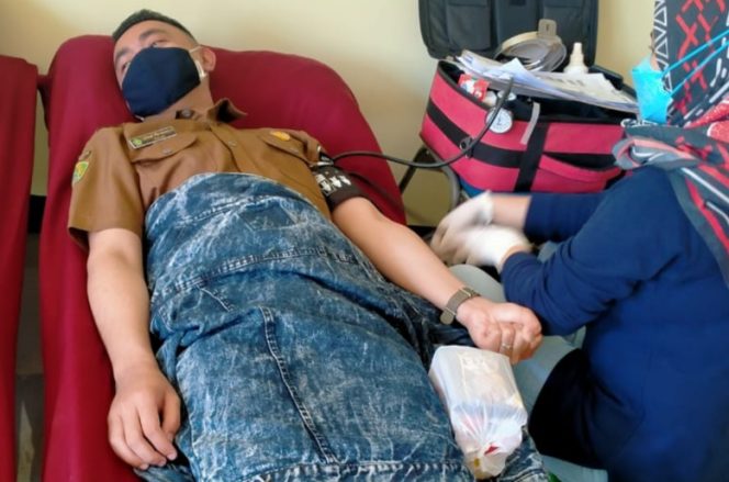 
					Peringati Hari Jadi Garut Ke 208, Warga Caringin Garut Ikut Donor Darah