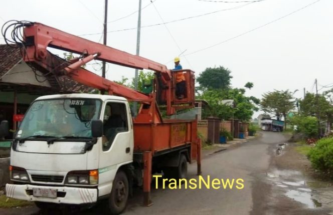 
					Garcep Tim DLHK Kabupaten Sidoarjo Sigap Perbaiki PJU Rusak