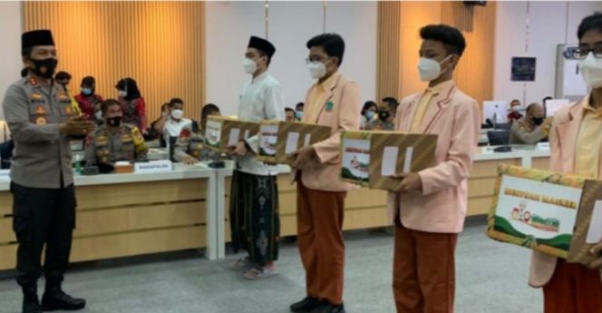 
					Tekan Penyebaran Covid: Kapolda Jatim Inisiasi Gerakan Santri Bermasker