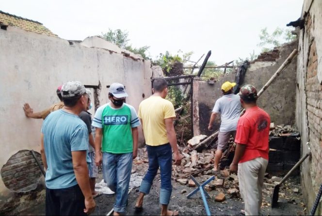 
					Karang Taruna Desa Bendotertek Sidoarjo Perbaiki Rumah Warga Paska Terbakar