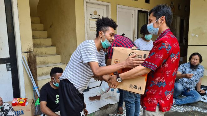 
					Putus Rantai Covid-9, Kasat Intelkam Polrestabes Surabaya Bagikan APD Kepada Mahasiswa Papua