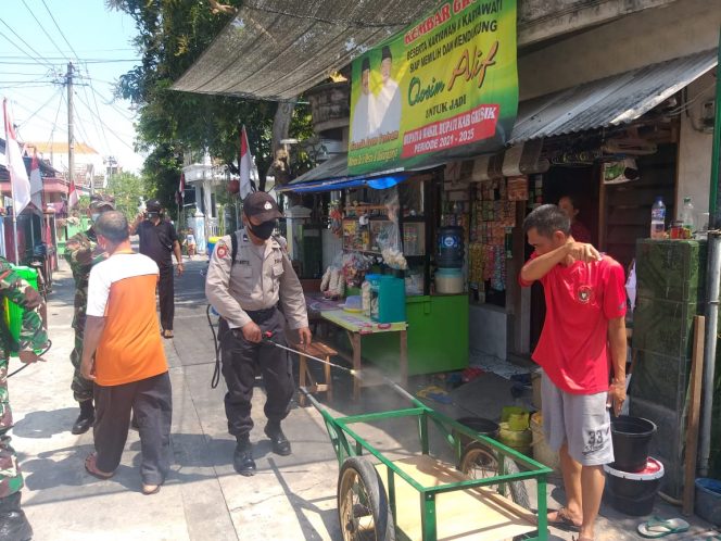 
					Polsek Duduk Sampeyan Gresik Semprot Disinfektan di Fasum dan MTs Miftahul Janah