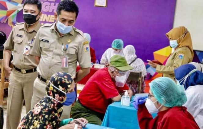 
					Lansia Jaksel Ikut Vaksin di 10 Titik Lokasi Berbeda