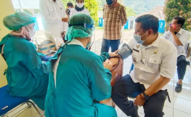 
					19 Pelayan Publik Kecamatan Talegong Garut Divaksin