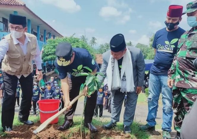 
					Wagub Jabar Canangkan Program Santri Tani di Subang