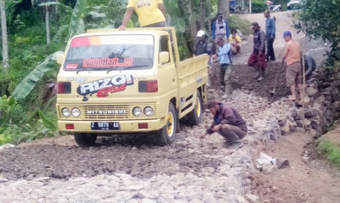 
					Desa Selaawi Talegong : Donatur di Bantu Warga Gotroy Perbaiki Jalan Tanjakan Jaka