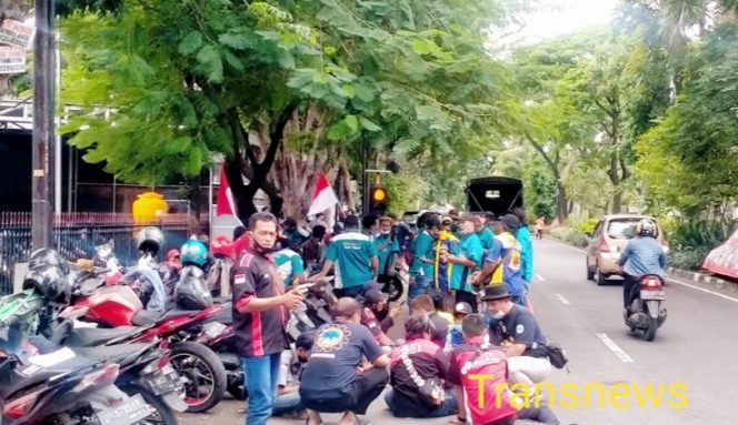 
					Mobilnya Dilempari Batu, Puluhan Sopir Truk Datangi Kantor BPTD Wilayah XI Jawa Timur