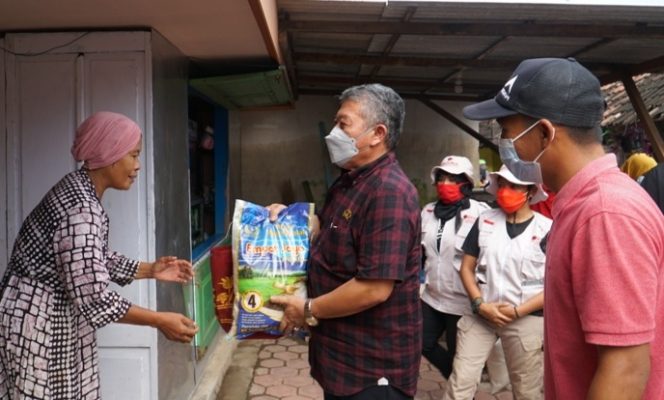 
					Ketua DPRD Jatim Bantu Warga Korban Banjir di Tanggulangin Sidoarjo