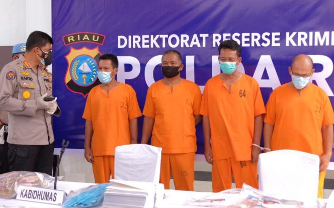 
					Di Bengkalis Kencing Solar Subsidi, Sopir Truk Tanki Pertamina Diamankan Polisi