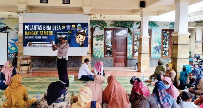 
					Sosialisasikan Program DDC: Polantas Polres Gresik Gelar Kegiatan Polantas Bina Desa