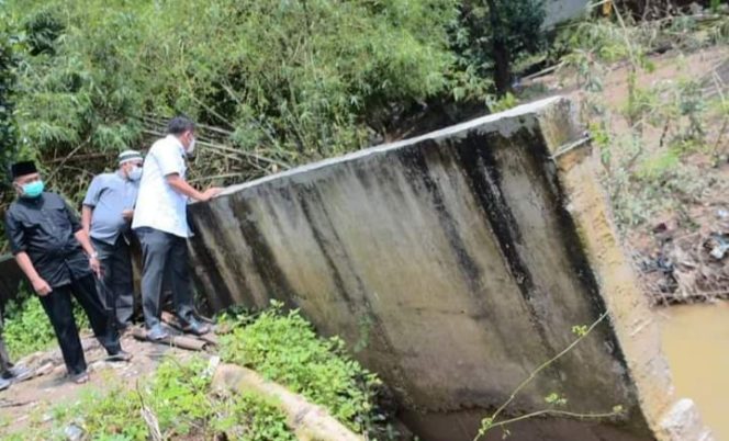 
					Hujan Deras dan Banjir, Tanggul Kali Kelapa Teluk Jambe Timur Karawang Jebol