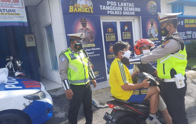 
					Satlantas Polres Gresik Bagi bagi Masker dan Pasang Striker ‘Ayo Pakai Masker’