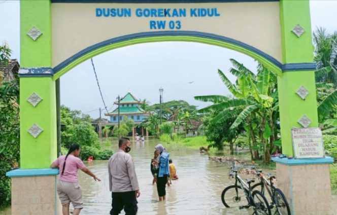 
					Kapolsek Kadamean Tinjau 2 Dusun Desa Cermen Lerek Gresik Yang Terendam Banjir