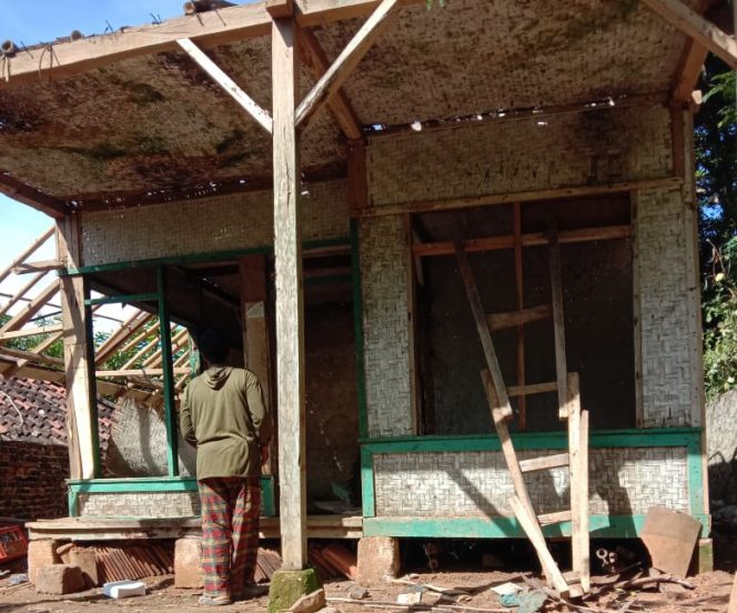 
					Warga Jayagiri Sindangbarang Renovasi Rumah Janda Onih