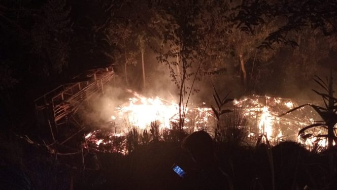 
					Kebakaran Rumah Warga di Talegong Garut, Dua Ton Padi dan Ternak Ikut Terbakar