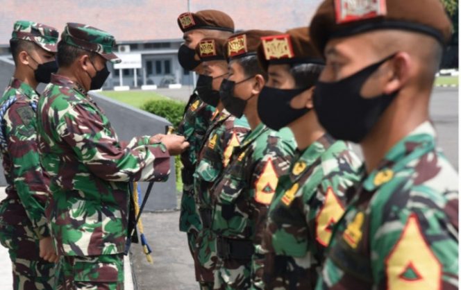 
					130 Taruna AAL Terima Penyematan Tanda Korps Taruna