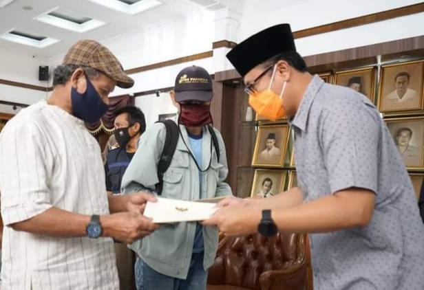 Sambut Ramadhan, Kusir Delman dan Tukang Becak di Kota Sukabumi Dapat Bantuan Uang Kadeudeh
