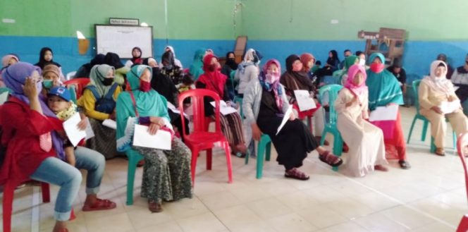 
					Warga Desa Sukamulya Talegong Garut Terima Dana BST Dua Bulan