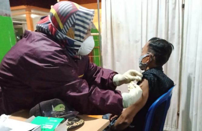 
					Staf Desa se-Kecamatan Caringin Garut di Vaksin