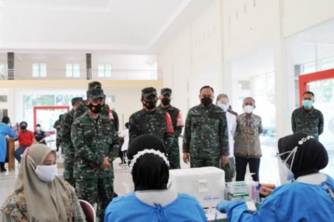 
					Kodam V Brawijaya Gelar Vaksinasi Astrazeneca Untuk 180 Orang di RST Soepraoen Malang