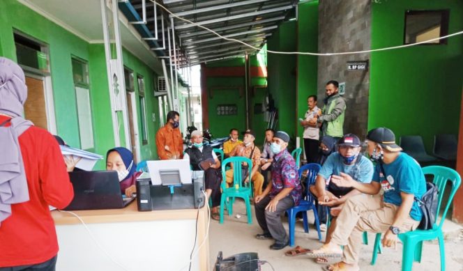 
					Ratusan Guru dan Staf Desa se-Kecamatan Caringin Garut Divaksin