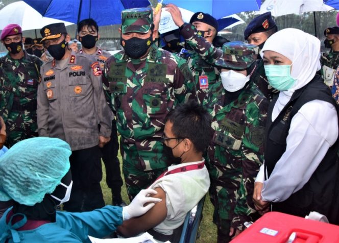
					Pekerja Pelabuhan Tanjung Perak Surabaya Ikut Vaksinasi Masal