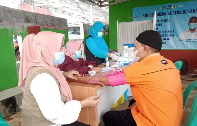 
					Guru di Caringin Garut Ikut Vaksin Covid-19 Dosis Ke 2