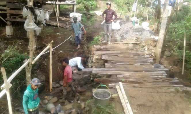 
					Pemdes Karangwangi Cidaun Bangun Jembatan Cipunage