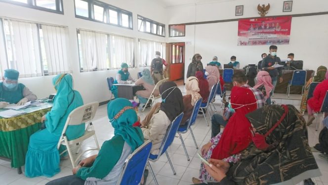 
					Sambut HUT Bhayangkara Ke 75,Kecamatan Pangalengan Bandung Gelar Vaksinasi