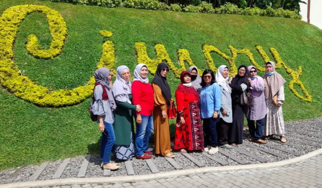 
					Pengurus PKK Kelurahan Lemah Putro Sidoarjo Gali Potensi Ditempat Wisata Cimory