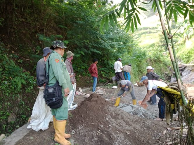 
					Warga Desa Nyalindung Cisewu Gotroy Perbaiki Saluran Irigasi