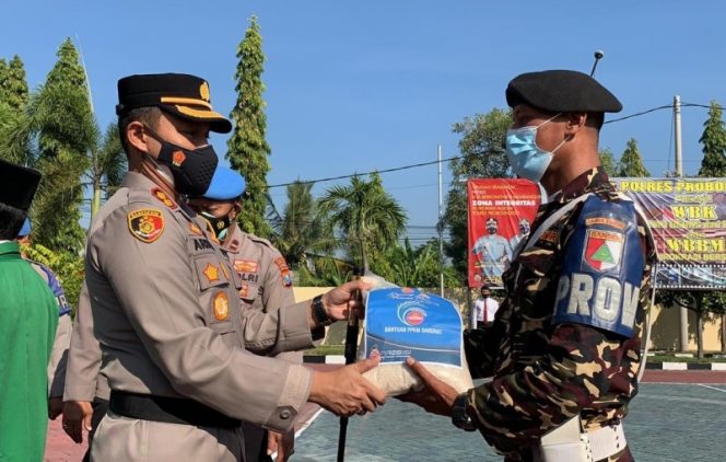 
					AKBP Teuku Arsya Khadafi Distribusikan Bansos  Untuk Anshor dan Banser