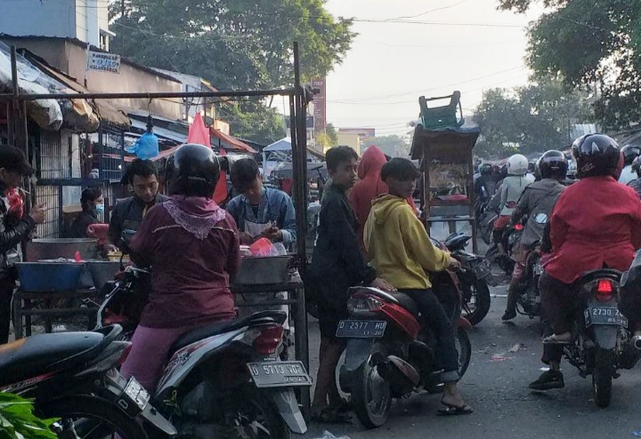 PPKM Diabaikan, Pasar Tumpah Jl Cikutra Bandung Ramai