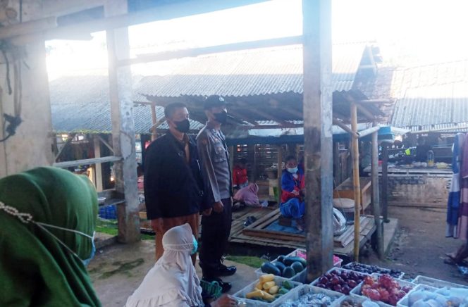 
					Camat Cisewu Garut Sosialisasi Patuh Prokes di Pasar Desa