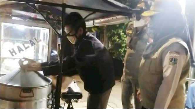 
					Masih Berjualan Pukul 8 Malam, Pedagang Kopi ,Bakpau dan Bakso Diberi Sembako