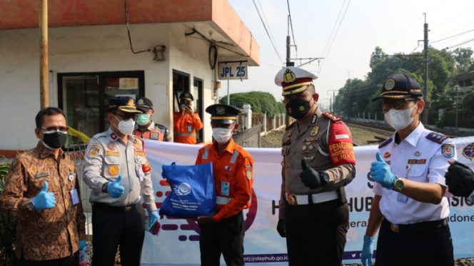
					Dishub Depok Bagikan Ribuan Masker dan Paket Sembako