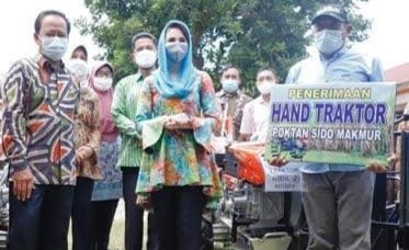Arumi Bachsin Serahkan Bantuan 2 Unit Handtractor Pada Petani Kediri