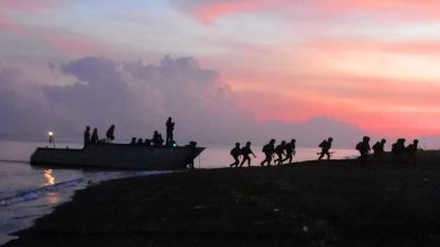 Prajurit Pasmar 2 Korps Marinir Laksanakan Pendaratan Amfibi di Banongan