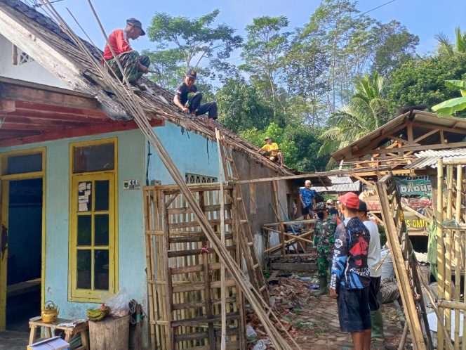 
					Lima Rumah di Desa Sumbersuko Hancur